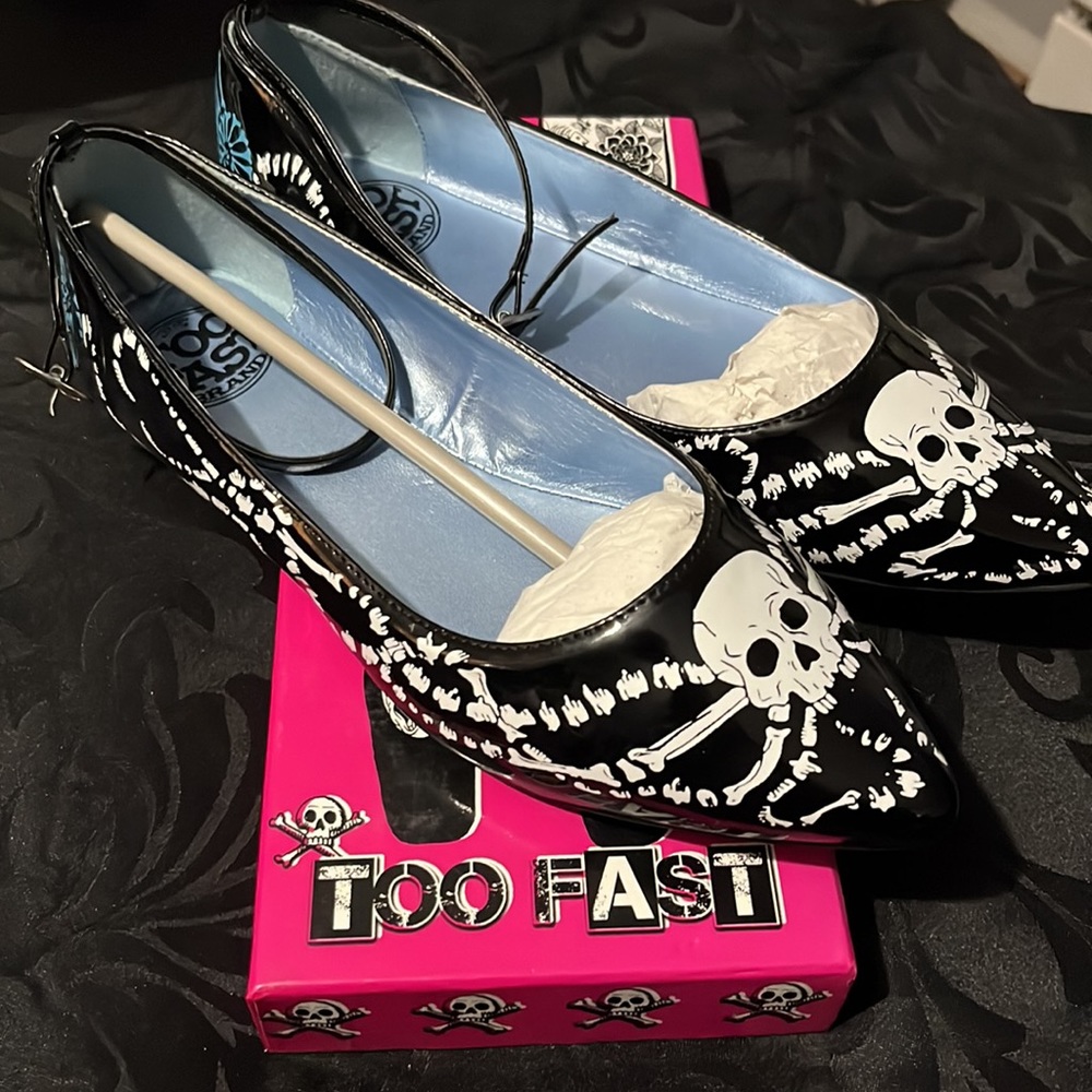 Too fast pointed toe skull flats